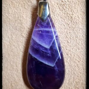 Pendentif monté sur bélière.