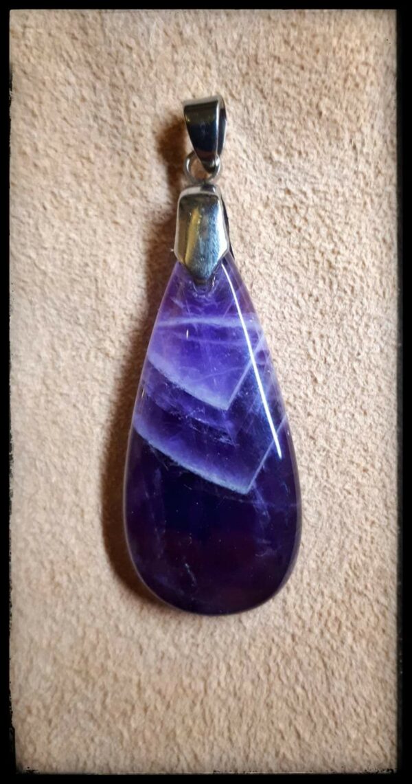 Pendentif monté sur bélière.