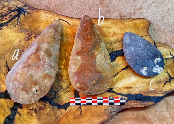 Reproduction de grand biface en silex d'inspiration préhistorique.