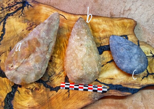 Reproduction de grand biface en silex d'inspiration préhistorique. – Image 2