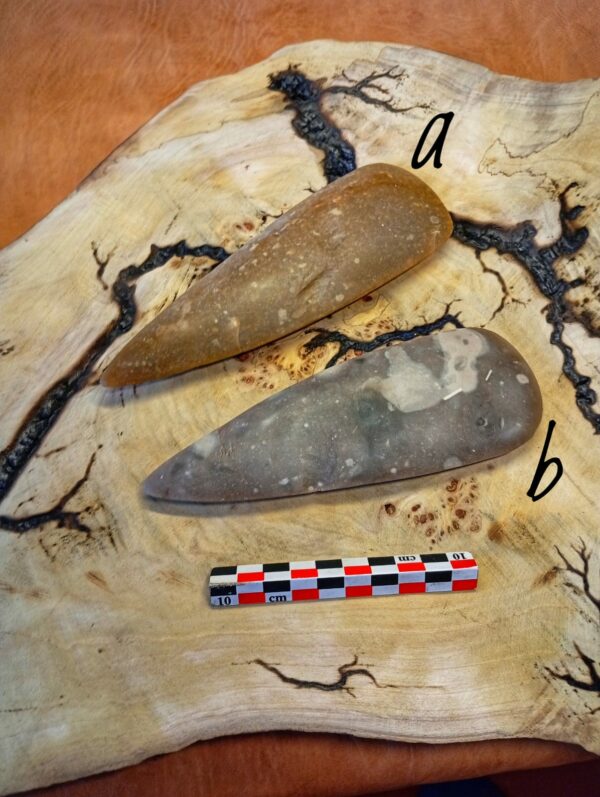 Reproduction de hache en silex d'inspiration préhistorique. – Image 4
