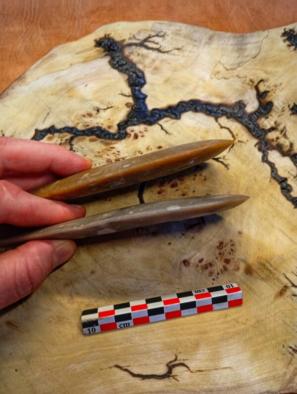 Reproduction de hache en silex d'inspiration préhistorique. – Image 2